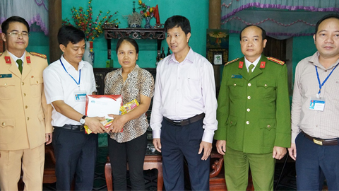 Thăm, tặng quà gia đình nạn nhân tử vong vì tai nạn giao thông