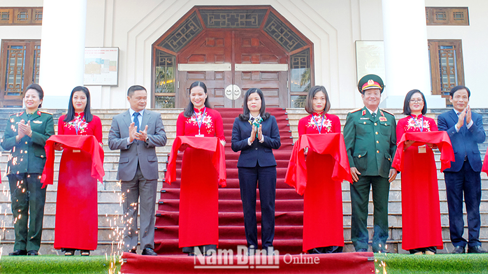 Trưng bày chuyên đề "Những kỷ vật đi cùng năm tháng"