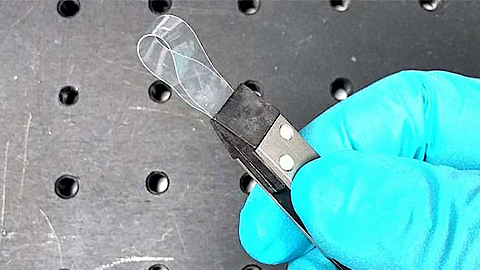 Ra đời loại vật liệu… dày hơn khi được kéo giãn