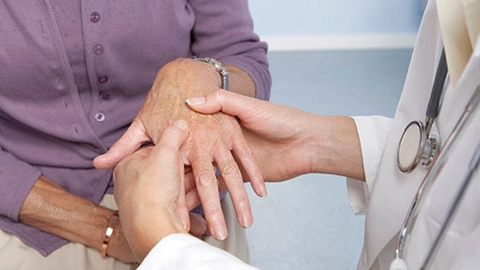 Điều trị chứng tê nhức tay chân