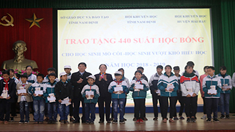 Trao học bổng cho học sinh mồ côi cả cha mẹ