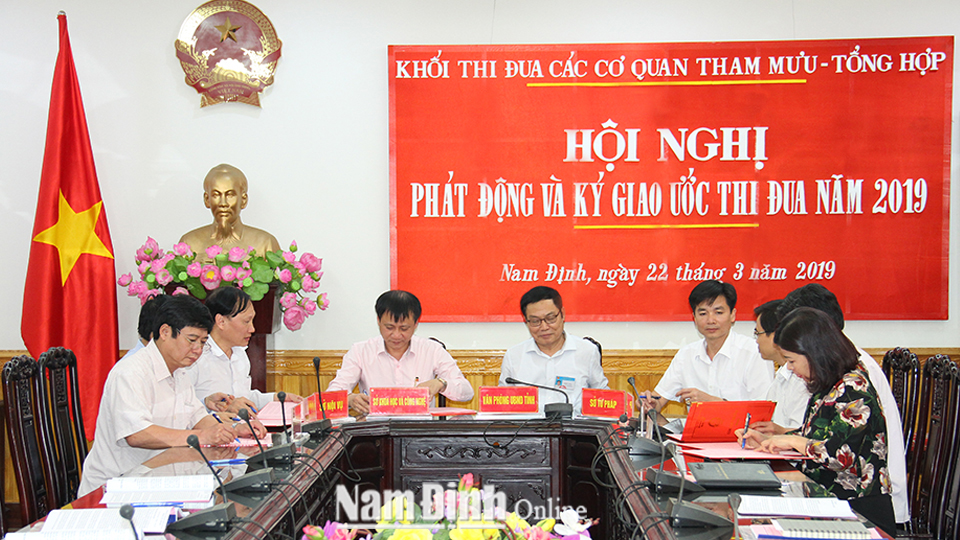 Khối các cơ quan tham mưu, tổng hợp ký kết giao ước thi đua