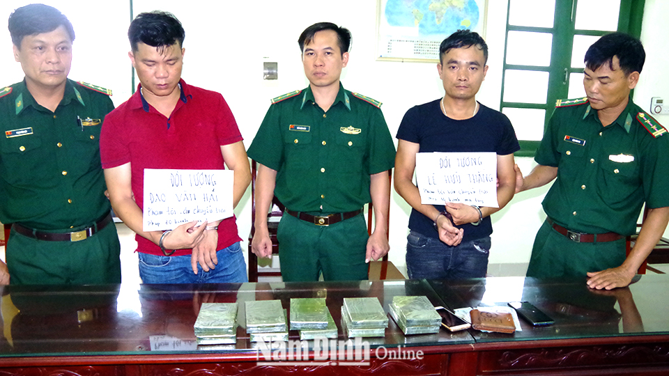 Bắt hai đối tượng vận chuyển trái phép 10 bánh hê-rô-in.