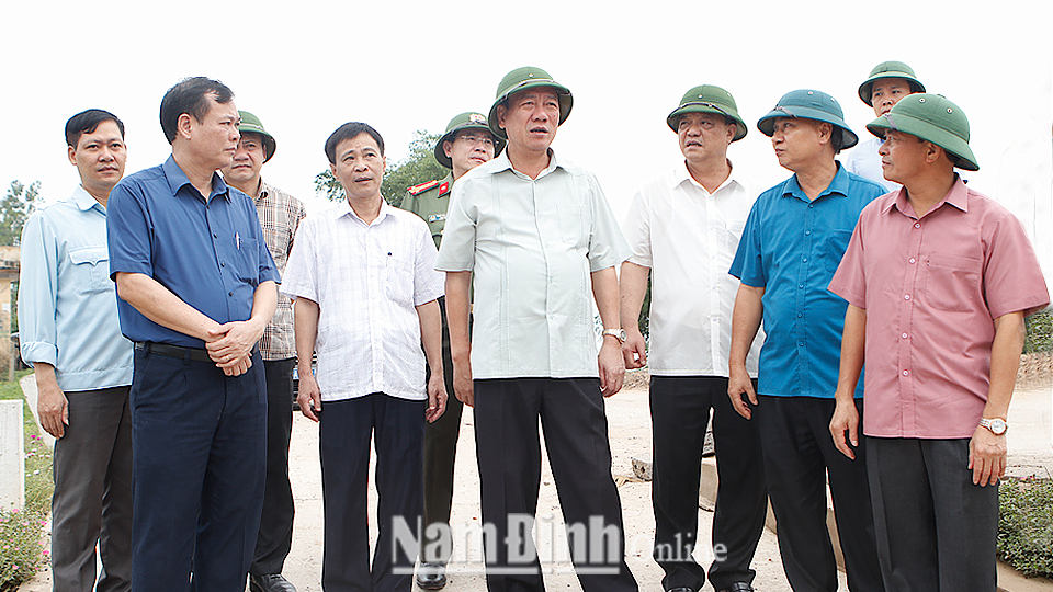 Các đồng chí lãnh đạo tỉnh kiểm tra công trình đê điều và công tác phòng, chống thiên tai