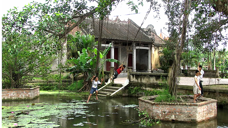 Thân thương một mảnh ao làng