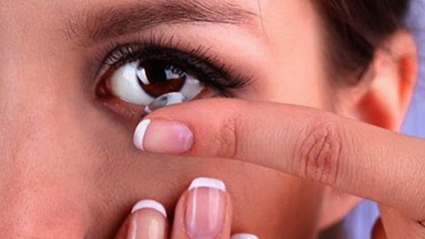 Cẩn trọng với biến chứng do đeo kính áp tròng