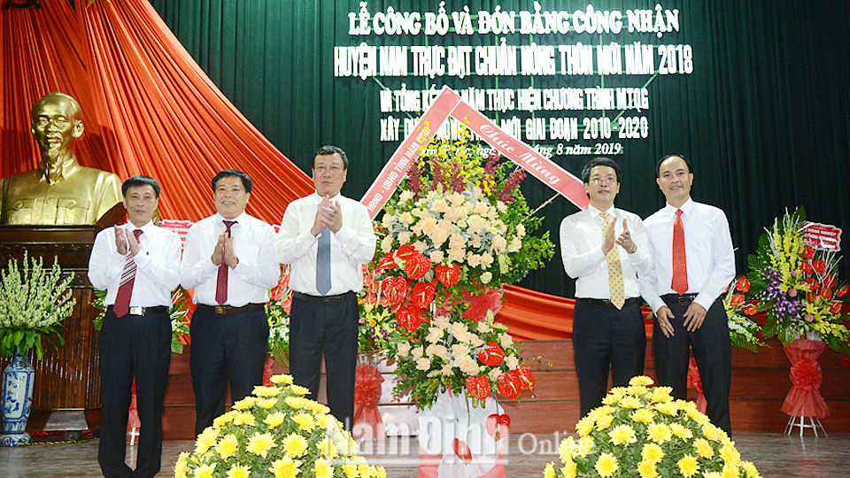 Nam Trực đón Bằng công nhận huyện đạt chuẩn nông thôn mới