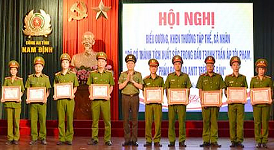 Biểu dương, khen thưởng tập thể, cá nhân có thành tích xuất sắc trong đấu tranh, trấn áp tội phạm