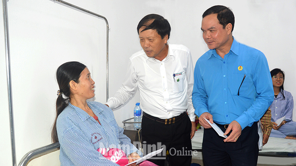 Thăm hỏi, tặng quà công nhân Công ty TNHH Golden Victory Việt Nam bị ngộ độc khí