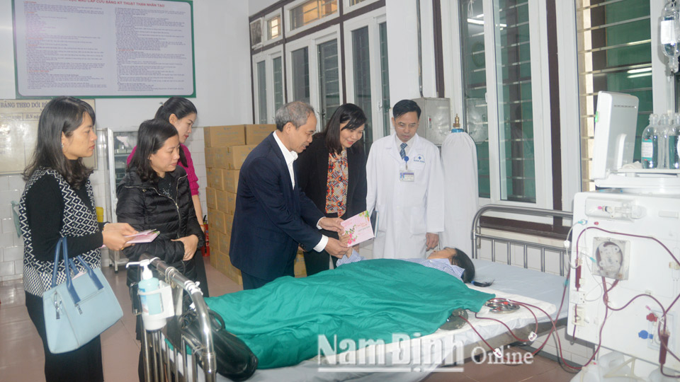 Trao quà Tết tặng bệnh nhân nghèo