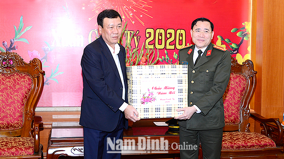 Các đồng chí lãnh đạo tỉnh thăm, chúc Tết một số đơn vị làm nhiệm vụ trong đêm giao thừa