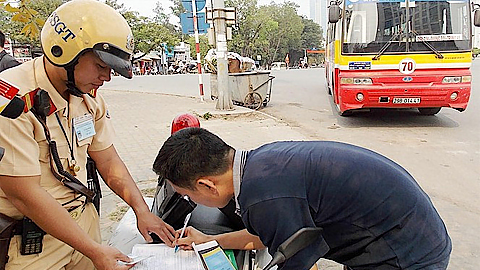 Thí điểm nộp phạt vi phạm giao thông qua mạng thay vì phải qua kho bạc