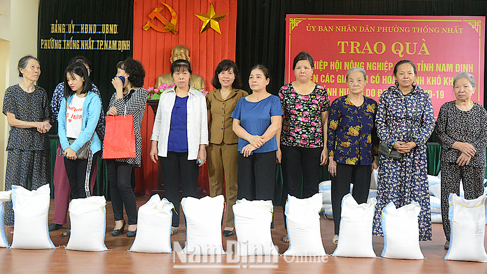 Trao 90 suất gạo cho các gia đình khó khăn do ảnh hưởng dịch COVID-19