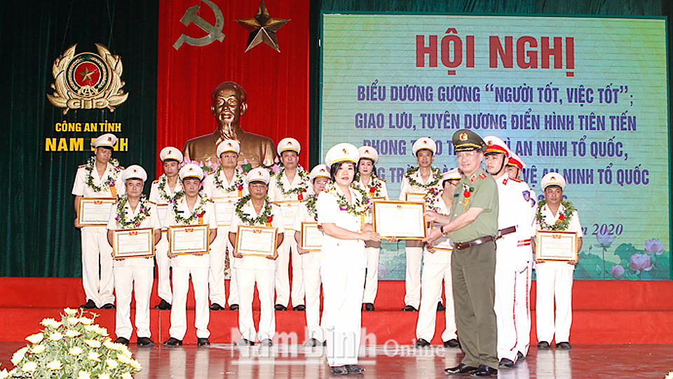 Xây dựng đội ngũ cán bộ, công chức, viên chức "Kỷ cương, trách nhiệm, tận tụy, chuyên nghiệp"