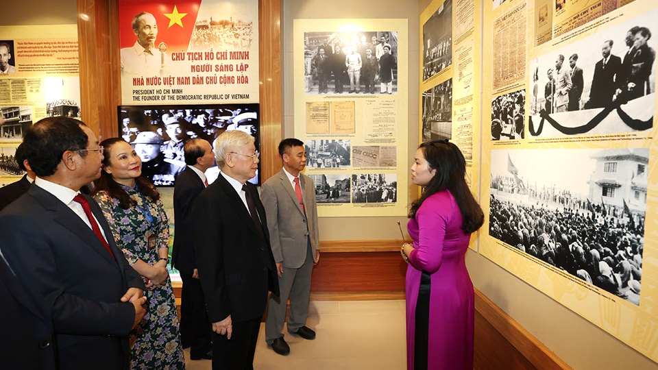 Tổng Bí thư, Chủ tịch nước Nguyễn Phú Trọng dâng hương tưởng niệm Chủ tịch Hồ Chí Minh