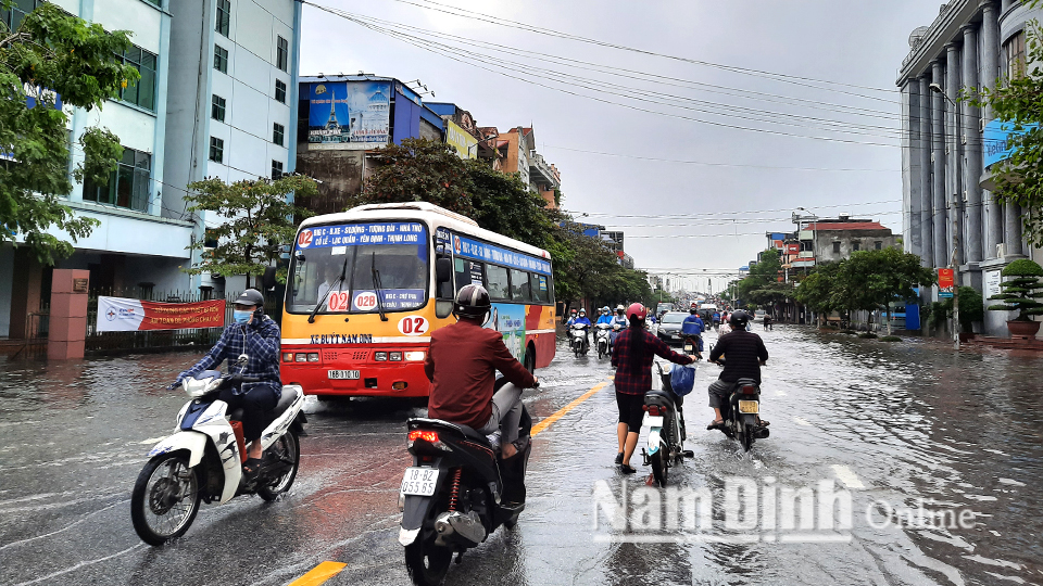 Mưa lớn gây ngập nhiều tuyến phố trên địa bàn thành phố Nam Định