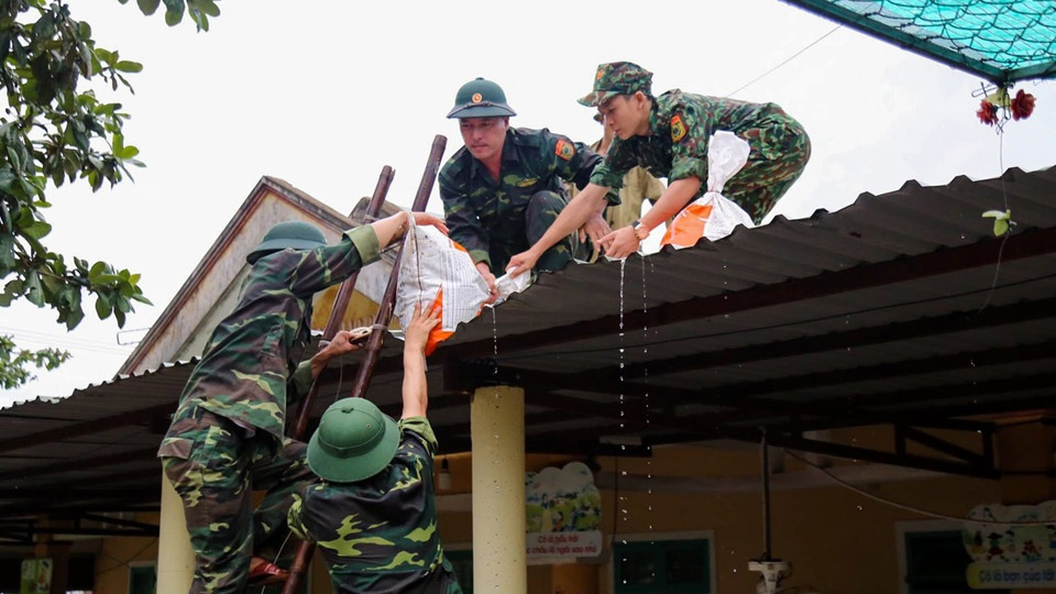 Khẩn trương khắc phục hậu quả, giúp nhân dân sớm ổn định cuộc sống sau bão