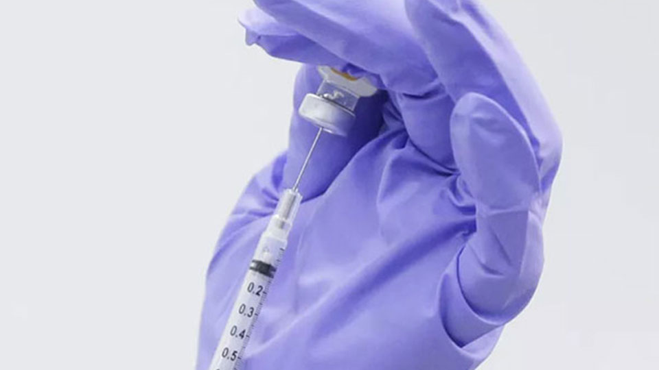 Pháp phê chuẩn lưu hành vaccine chống Covid-19 của Pfizer/BioNTech