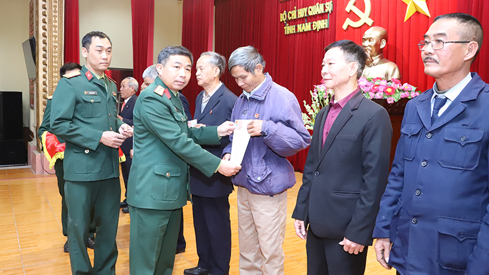 Trao Quyết định, cấp giấy Chứng nhận thương binh và chi trả trợ cấp thương tật cho 81 đối tượng chính sách