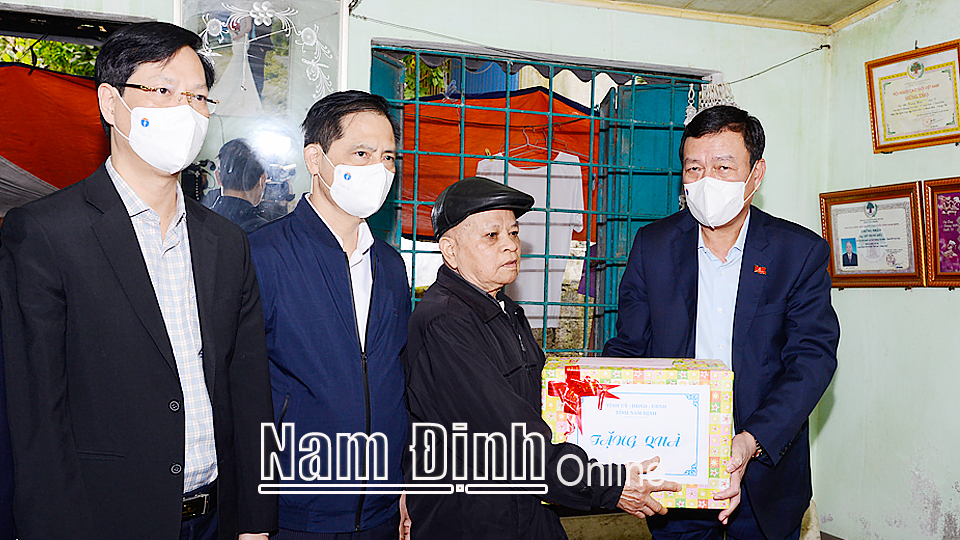 Các đồng chí lãnh đạo tỉnh thăm, tặng quà gia đình chính sách dịp Tết Nguyên đán Tân Sửu