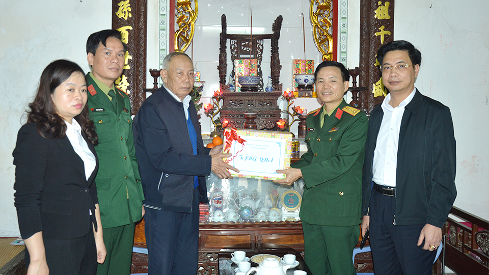 Thăm, tặng quà Tết gia đình chính sách