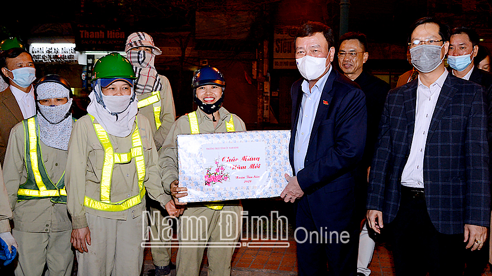 Các đồng chí lãnh đạo tỉnh thăm, chúc Tết một số đơn vị làm nhiệm vụ đêm Giao thừa