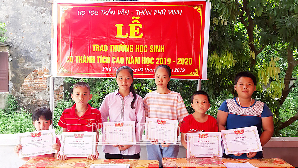 Dòng họ học tập nét đẹp văn hóa ở các thôn xóm