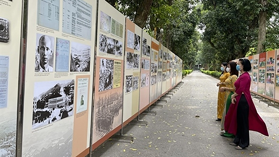 Trưng bày 300 tư liệu về học tập và làm theo Bác