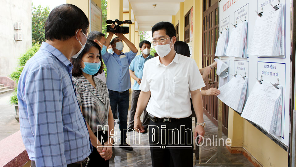 Đồng chí Phó Chủ tịch Thường trực UBND tỉnh kiểm tra công tác chuẩn bị bầu cử tại huyện Vụ Bản
