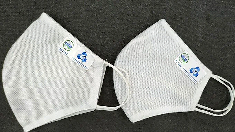 Nhà khoa học Việt làm khẩu trang vải ngăn Covid-19