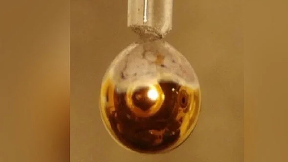 Thí nghiệm biến nước tinh khiết thành kim loại