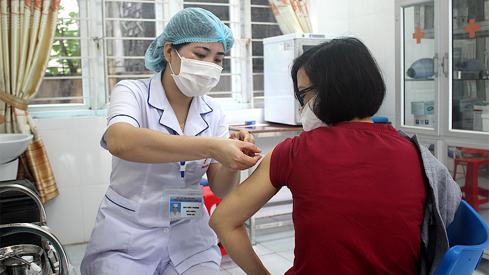 Tiêm vắc-xin phòng COVID-19 đợt 3 cho trên 18 nghìn người