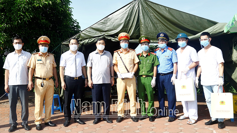 Đồng chí Bí thư Tỉnh ủy kiểm tra, động viên lực lượng liên ngành tại chốt kiểm soát phòng, chống dịch COVID-19