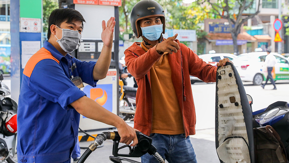 Giữ nguyên giá xăng, giảm giá các loại dầu