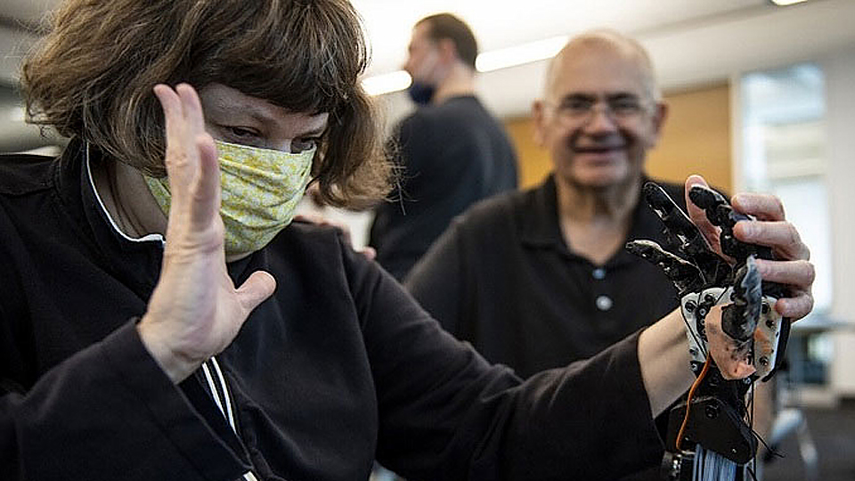 Robot dùng ngôn ngữ ký hiệu giao tiếp với người điếc mù