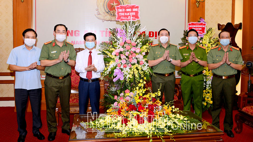 Đồng chí Chủ tịch UBND tỉnh chúc mừng cán bộ, chiến sĩ Công an tỉnh nhân ngày truyền thống