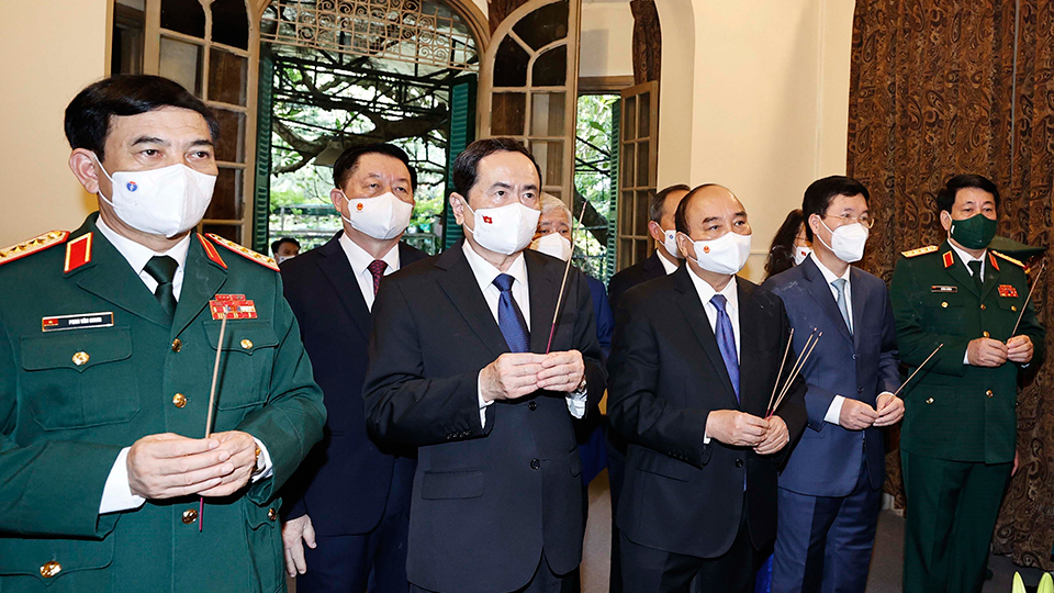 Chủ tịch nước Nguyễn Xuân Phúc dâng hương tưởng nhớ Đại tướng Võ Nguyên Giáp