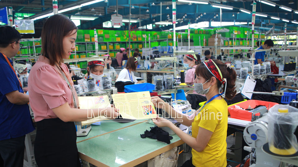 Đẩy mạnh tuyên truyền, phổ biến, giáo dục pháp luật trong công nhân lao động