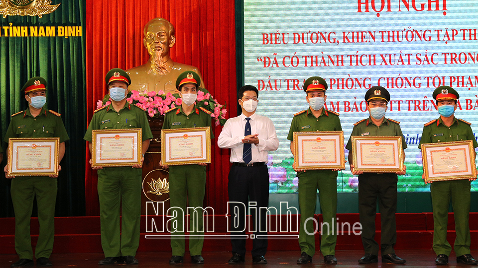 Biểu dương các tập thể, cá nhân có thành tích xuất sắc trong đảm bảo an ninh trật tự