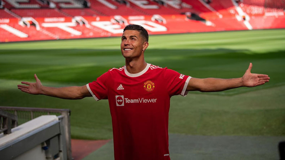 Sau 18 năm, Ronaldo lại ra mắt MU lần nữa