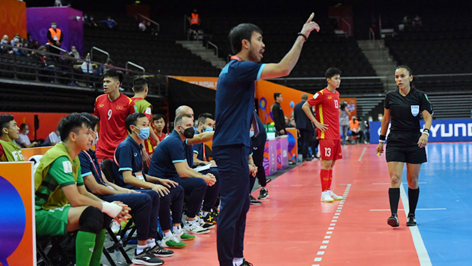 HLV Phạm Minh Giang: "Chúng tôi dành tặng thành tích cho người hâm mộ"