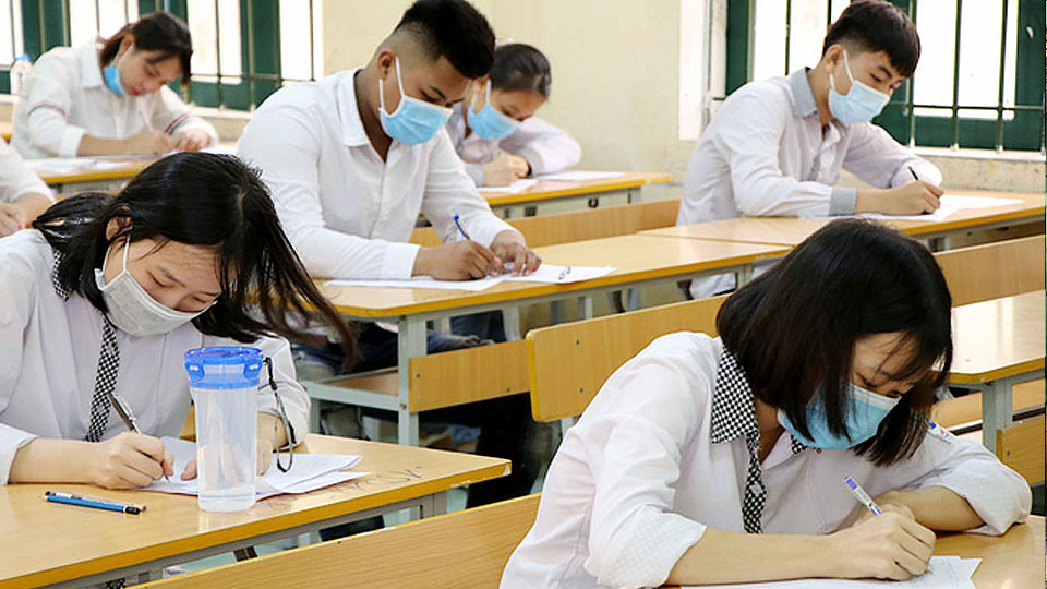 Thực hiện Chương trình giáo dục trung học ứng phó dịch COVID-19