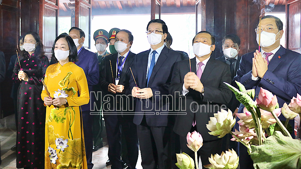 Dâng hương nhân kỷ niệm 110 năm ngày sinh đồng chí Lê Đức Thọ