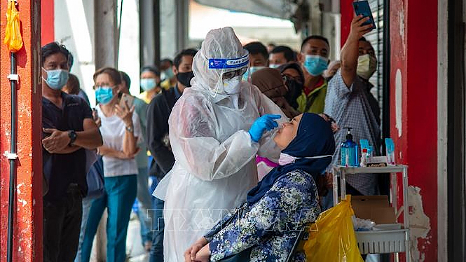 Malaysia dỡ bỏ hạn chế đi lại với người đã tiêm chủng đầy đủ