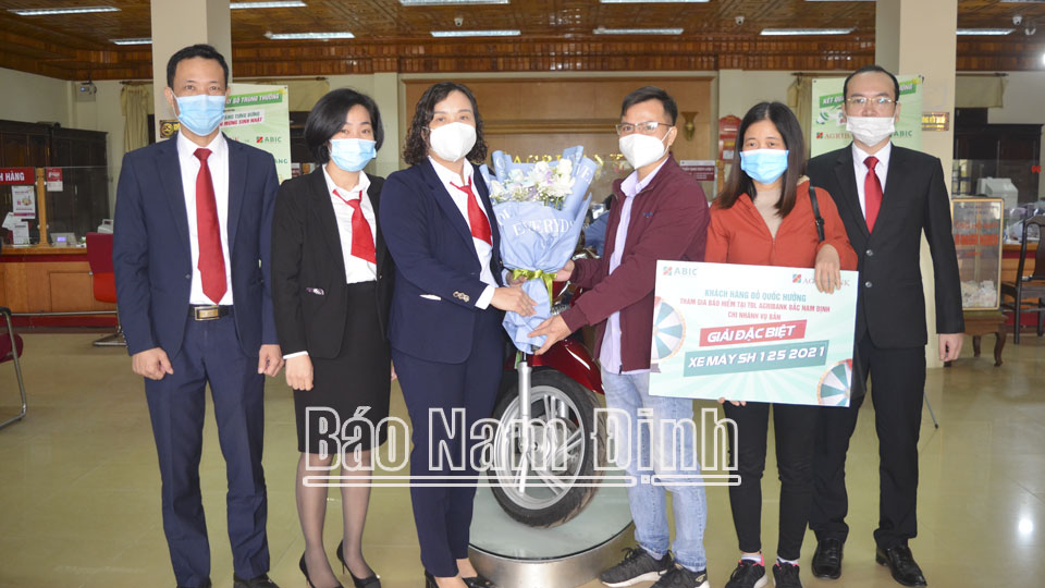 Trao thưởng Chương trình khuyến mại "Quà tặng tưng bừng – Đón mừng sinh nhật"