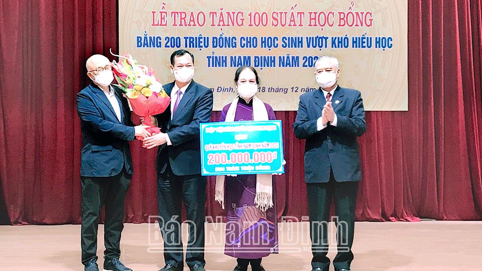 Hiệp hội doanh nghiệp may Hàn Quốc tại Nam Định trao học bổng cho 100 học sinh vượt khó hiếu học