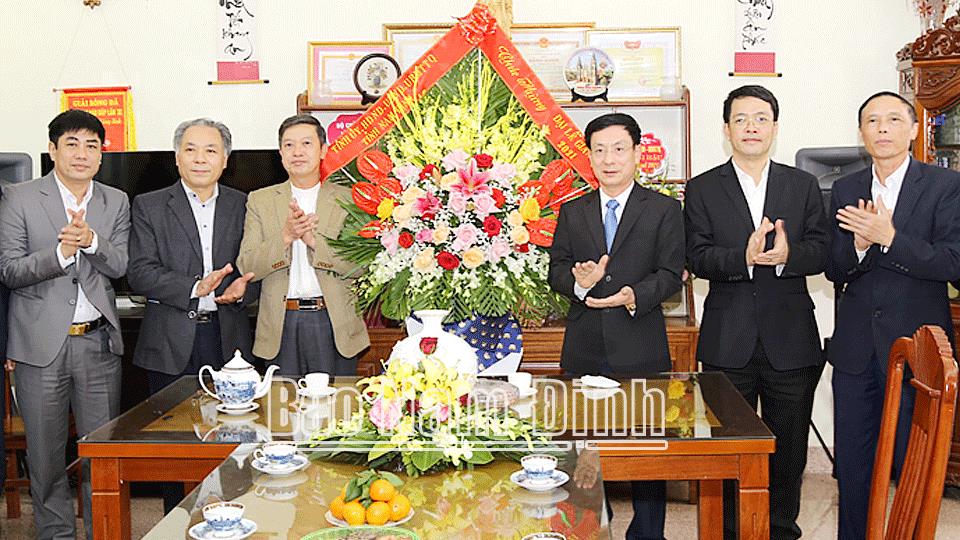 Đồng chí Chủ tịch UBND tỉnh thăm, chúc mừng Giáng sinh tại Giáo xứ Bách Tính