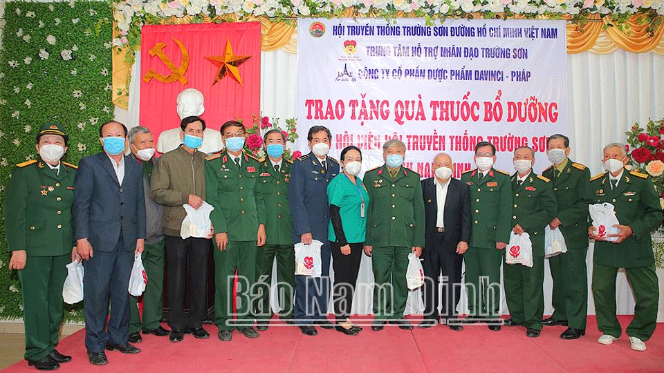Hội Truyền thống Trường Sơn - Đường Hồ Chí Minh Việt Nam trao tặng 200 suất quà cho hội viên tỉnh