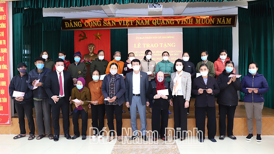 Đoàn đại biểu Quốc hội tỉnh thăm, tặng quà Tết cho 120 hộ gia đình có hoàn cảnh khó khăn