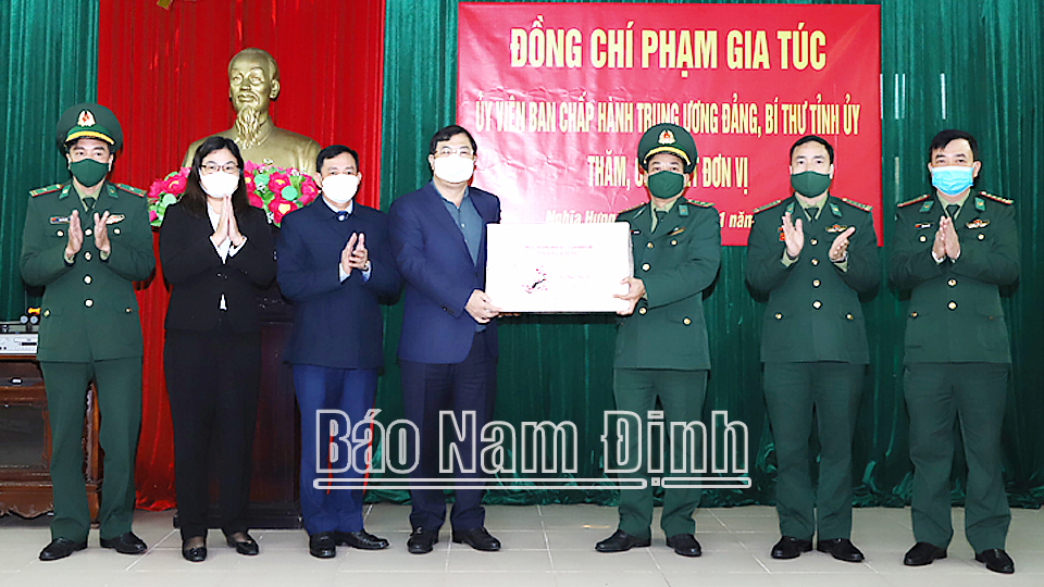 Đồng chí Bí thư Tỉnh ủy thăm, chúc Tết cán bộ, chiến sĩ Đồn Biên phòng Ngọc Lâm và Hải đội 2